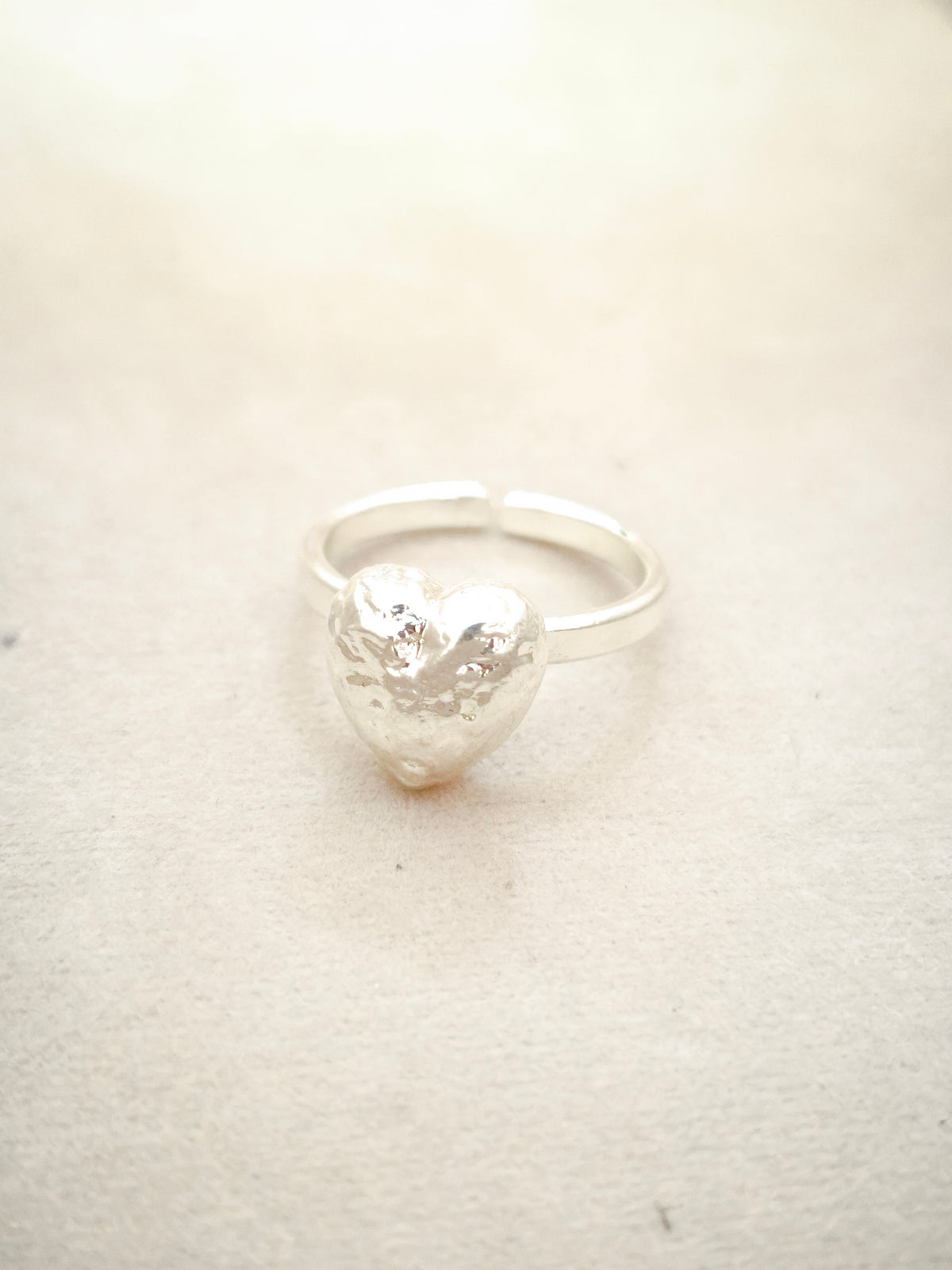 125 Anillo Corazón De Relieve Pequeño