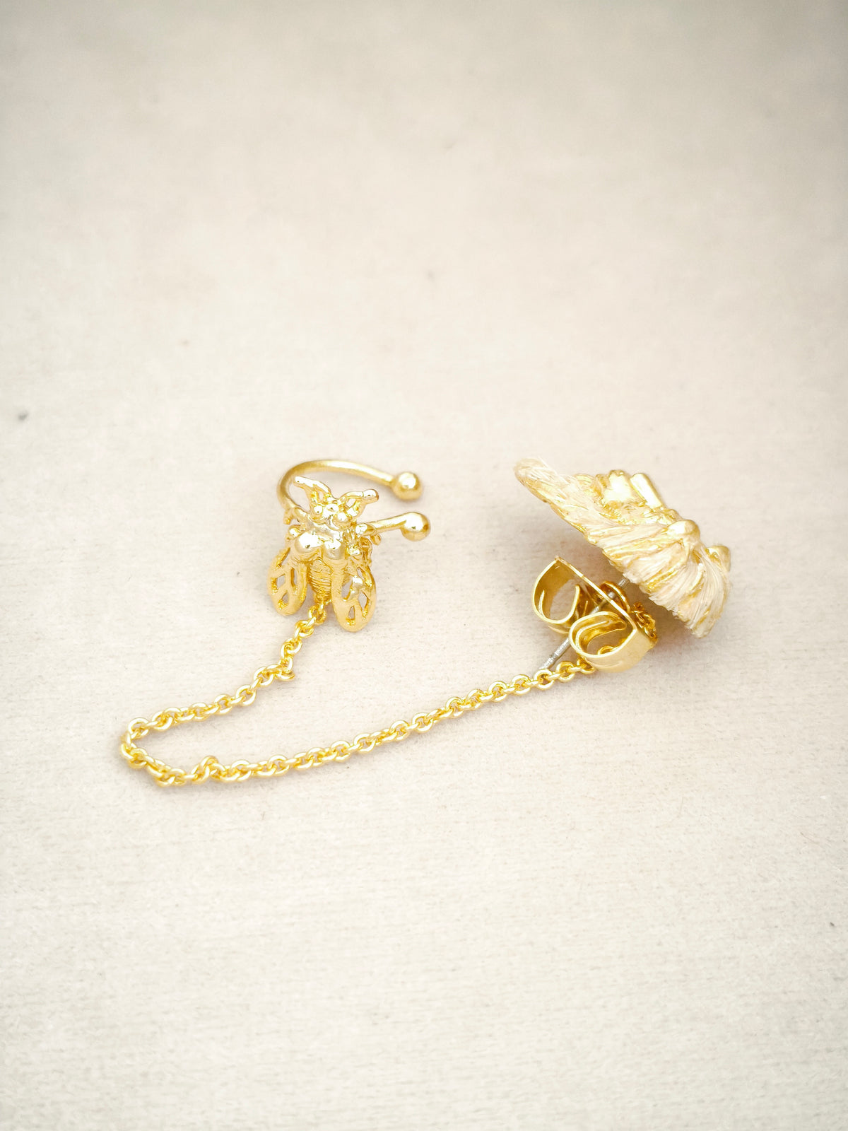 134 Ear Cuff De Cigarra León