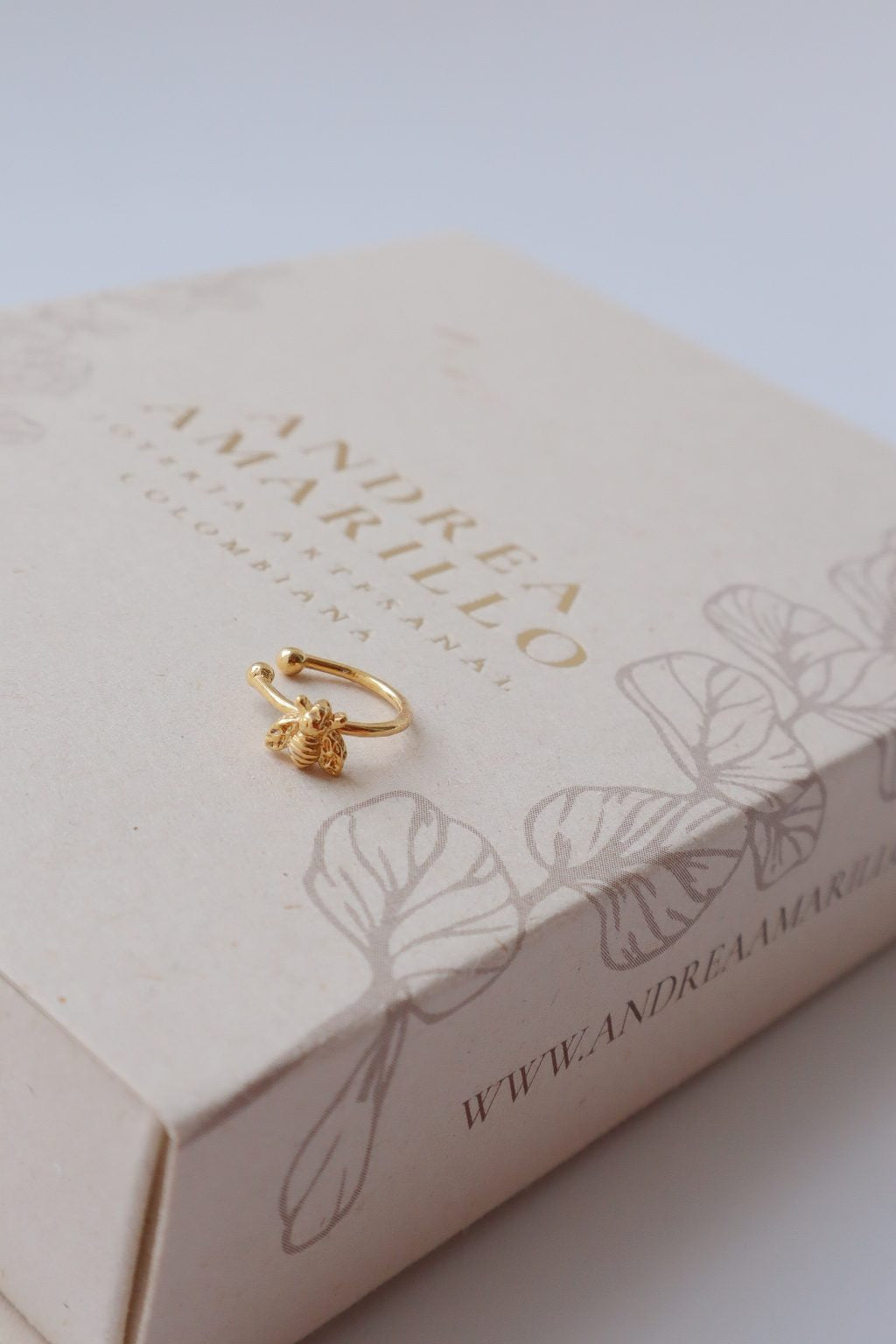 Ear Cuff De Abeja Angelita